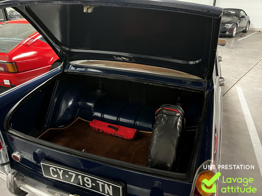 véhicule vintage - peugeot 404 bleue - lavage intérieur de véhicule de collection