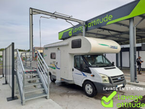 Laver son camping car en station de lavage à rouvignies - lavage attitude