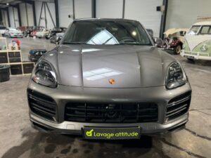 Lavage intérieur et extérieur d'une Porsche Cayenne