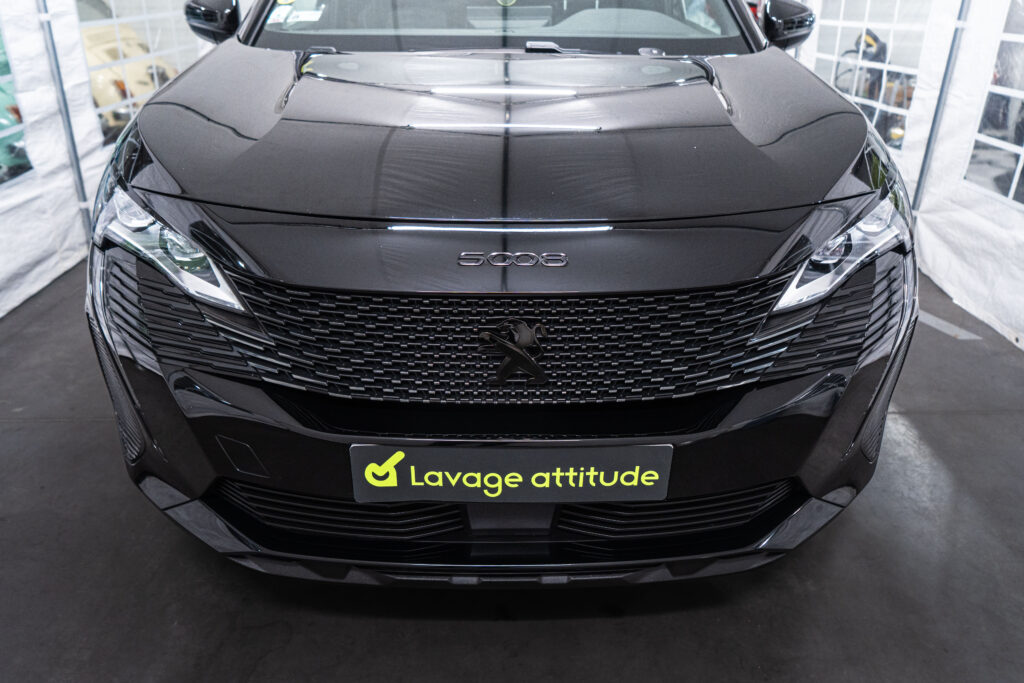 photo d'une prestation de detailing automobile sur une Peugeot 5008